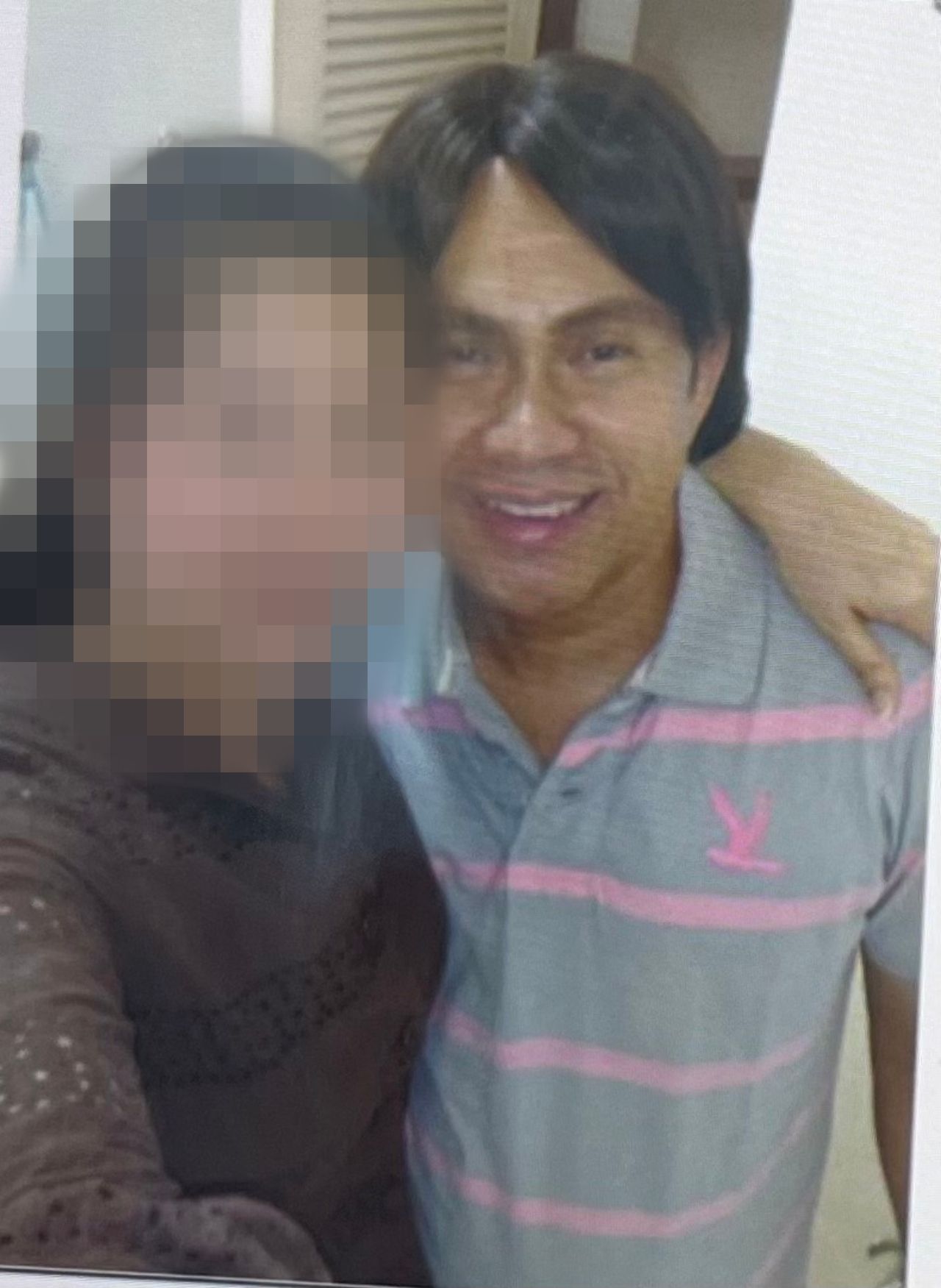 揭露丑闻证据 “萨里斯” 戴假发与富姐甜蜜自拍 揭露巨额财富