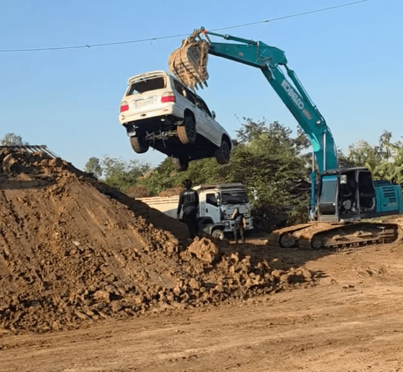 暹罗合作在农昌建立时尚的LEXUS LX470防御工事