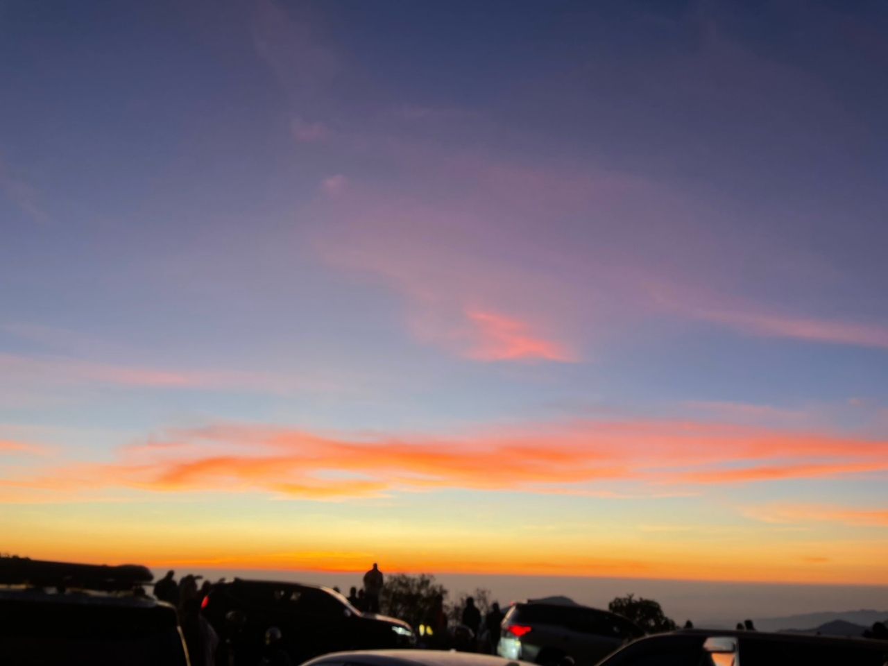 长假繁忙，逾万人游客涌上因他农山欣赏寒风