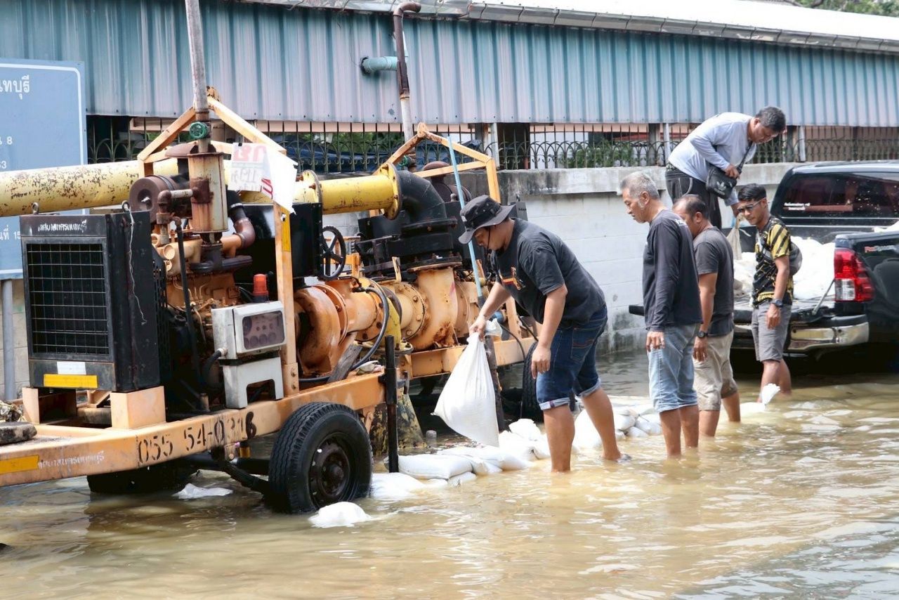 暖武里市加速排水以应对持续暴雨后积水