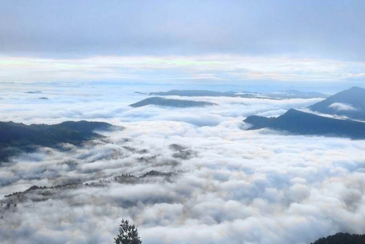 游客登上“普鲁厄峰”欣赏云海，感受16度的寒冷天气