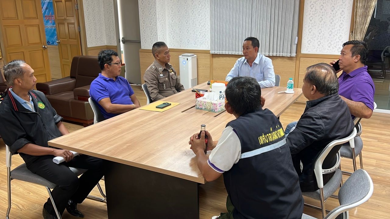 邦拉克帕塔纳市长收回公有渠道，几乎与村长发生冲突，开杂货店十余年