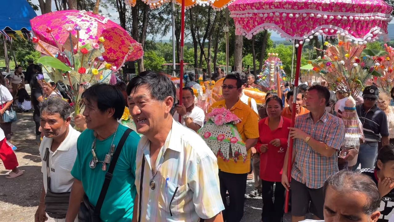 信徒参加焚烧15,000竹筒的竹筒饭活动，传播功德并获得“幸运号码”