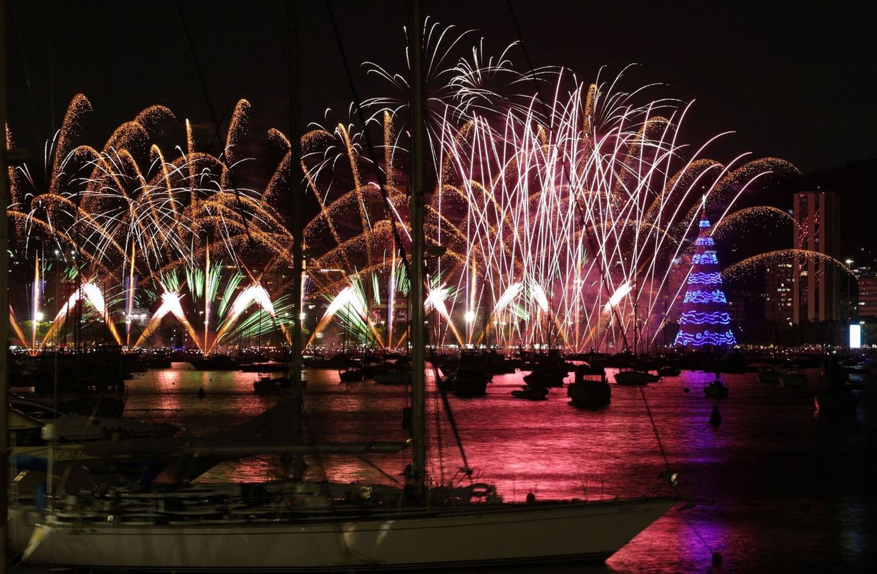 里约热内卢推出80米高的“漂浮圣诞树” 点亮超230万盏灯迎接圣诞节