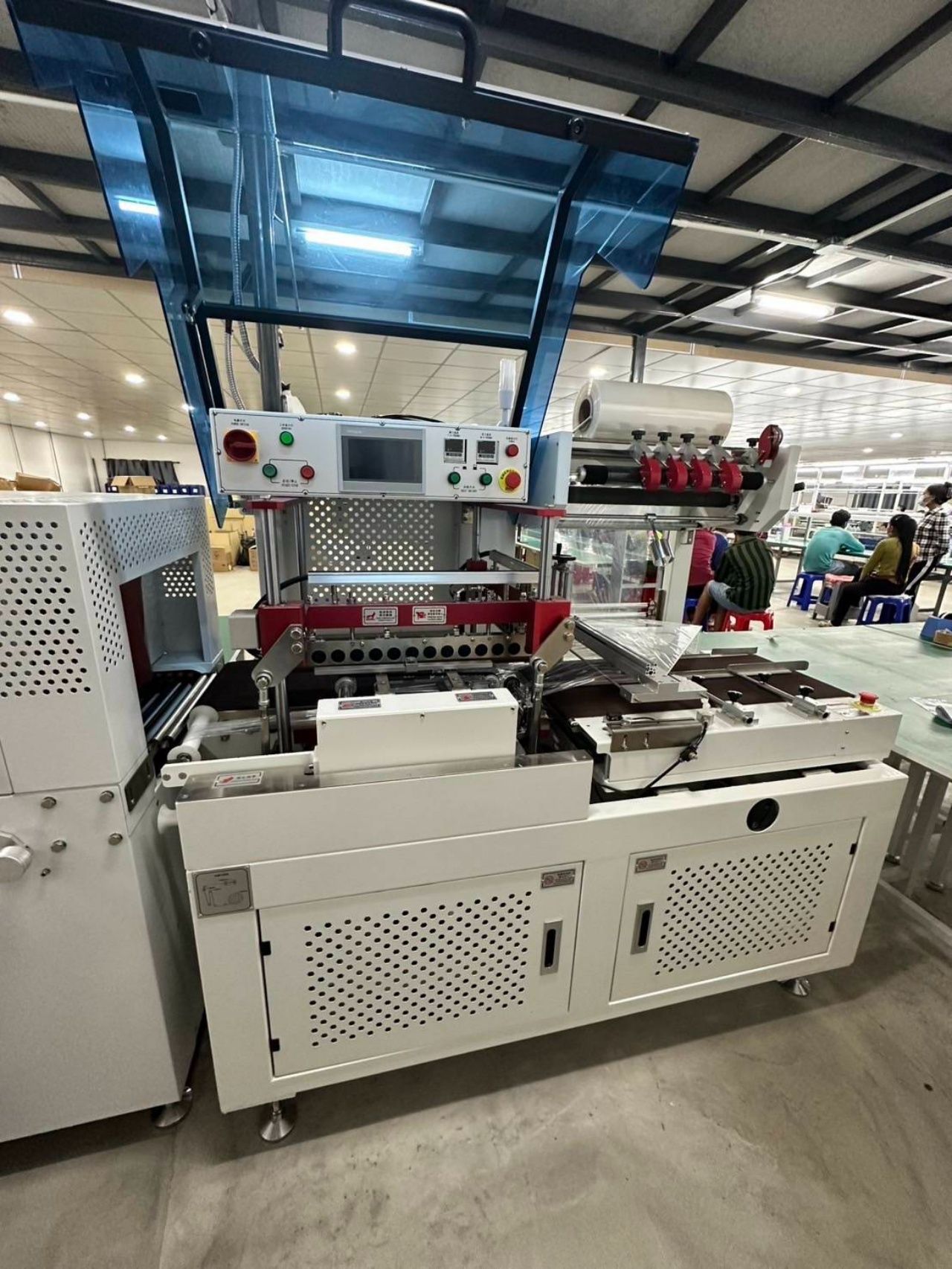 突袭巴吞电动香烟制造工厂，发现大型机器和数万件赃物