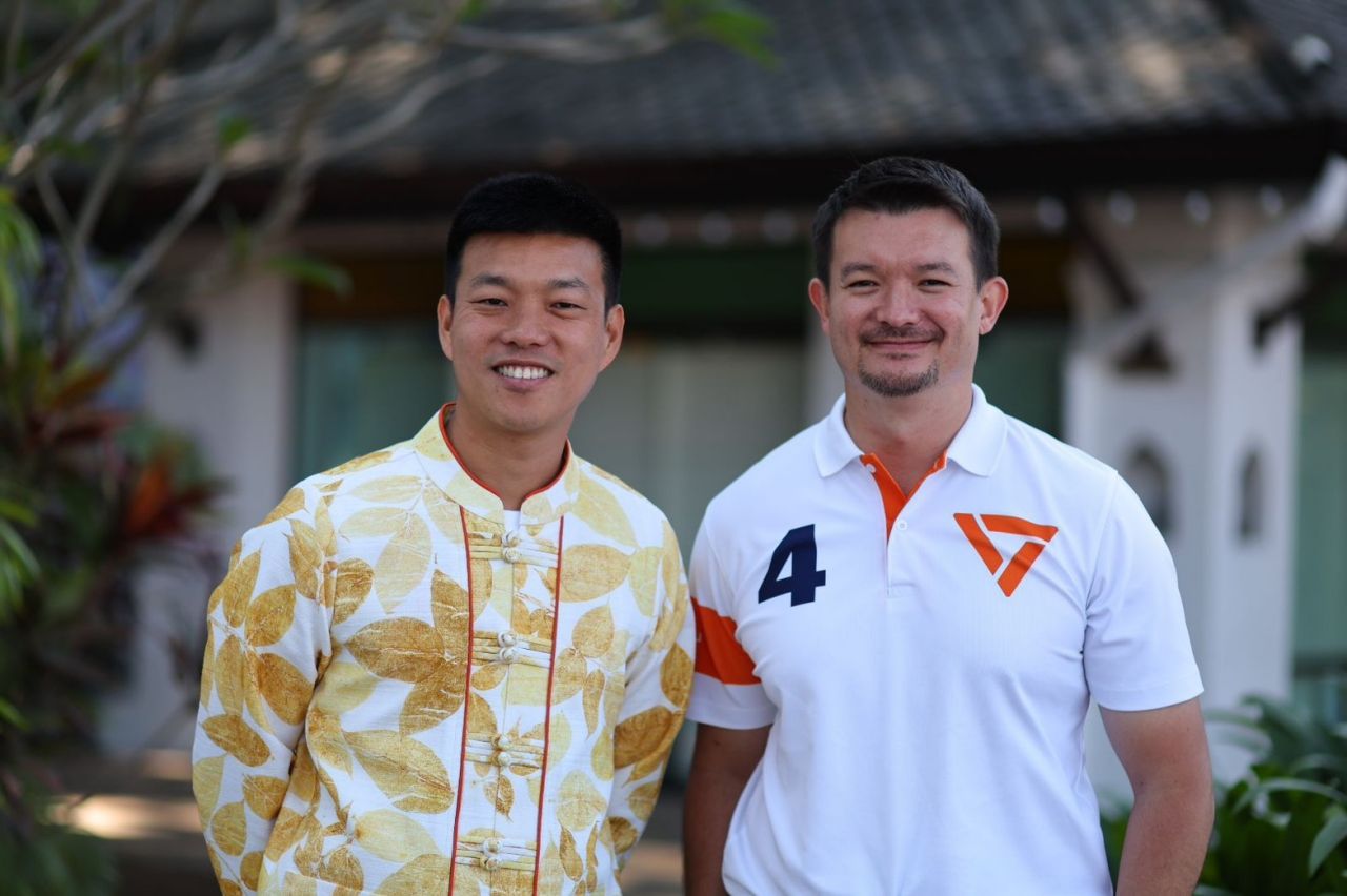 “腾”在杭东市场拉票，恳请选择人民党，感谢清迈人民支持担任总理