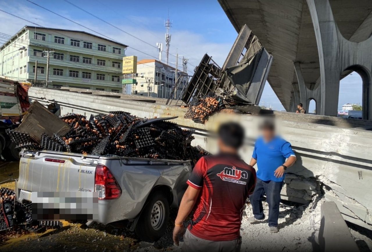 紧急!天桥坍塌压车,位于邦那-多拉达路,救援队紧急救人