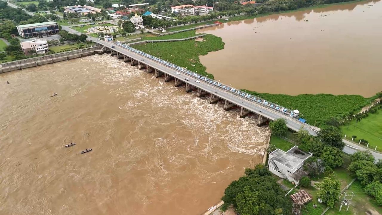 湄南河大坝加快水量泄流迎接“拉卡萨”台风 居民抓紧在公路上搭建临时避难所