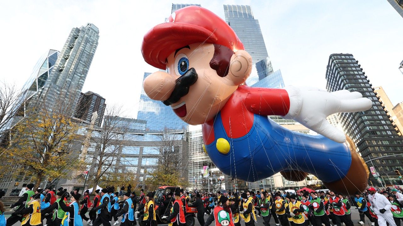 纽约市民和游客数千人观看第99届感恩节游行的巨大气球