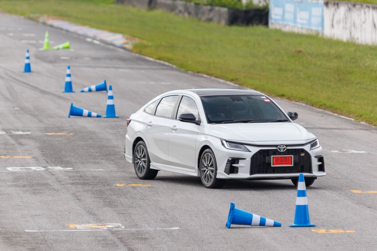 试驾评测：Toyota Yaris Ativ HEV 2025 - 节油表现出色，但驾驶乐趣需体验GR Sport