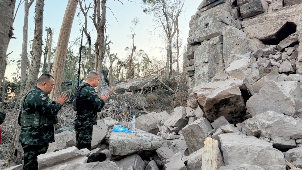 “大虾”访问塔奎寺和350高地，慰问前线官兵，祭拜泰国土地