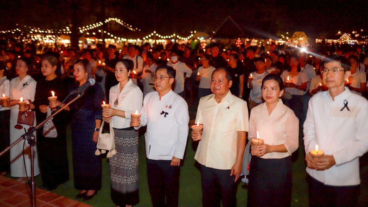 素可泰府长率众民点灯悼念“陛下皇太后”
