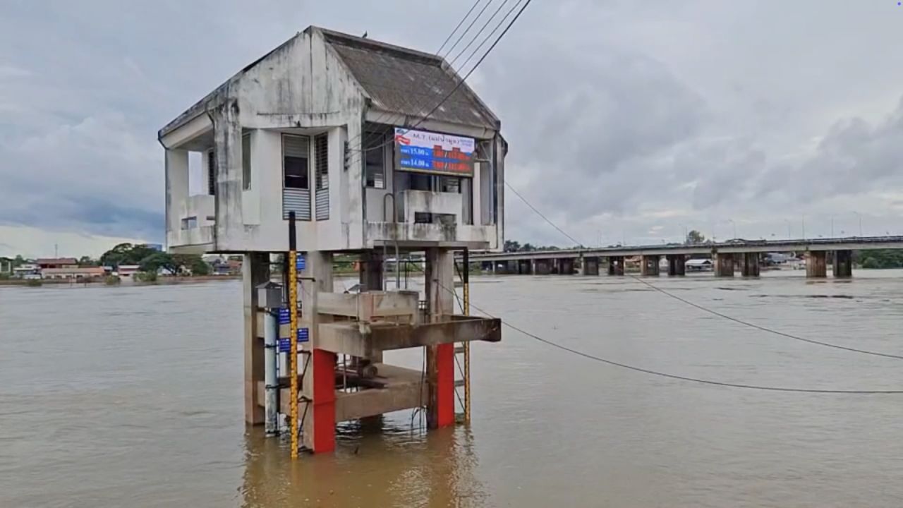 乌汶府市水位超过1米，居民加紧搬迁物资以避洪水