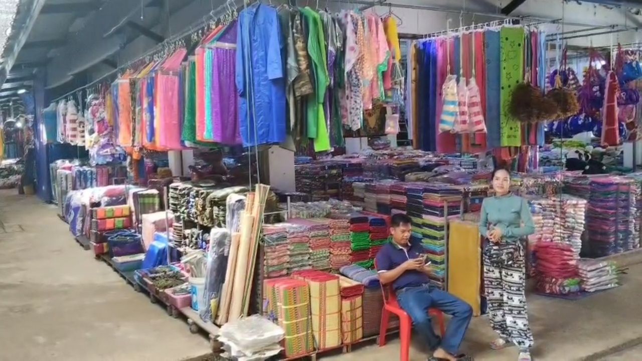 卡车司机担心关闭边境站点，担忧同伴滞留柬埔寨