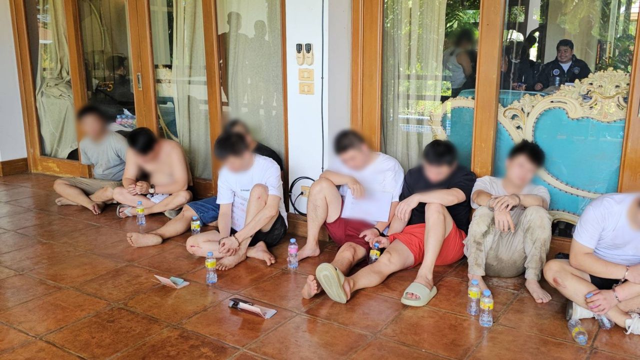 警方捣毁“电话诈骗集团” 租用豪华泳池别墅作为中国人间诈骗基地