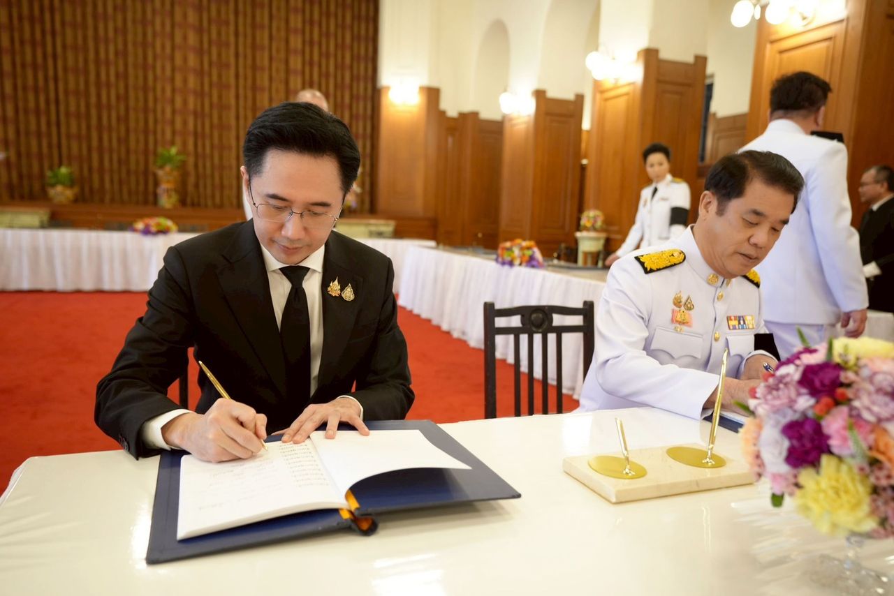 为泰党总理候选人签署新年祝福献给国王和王后