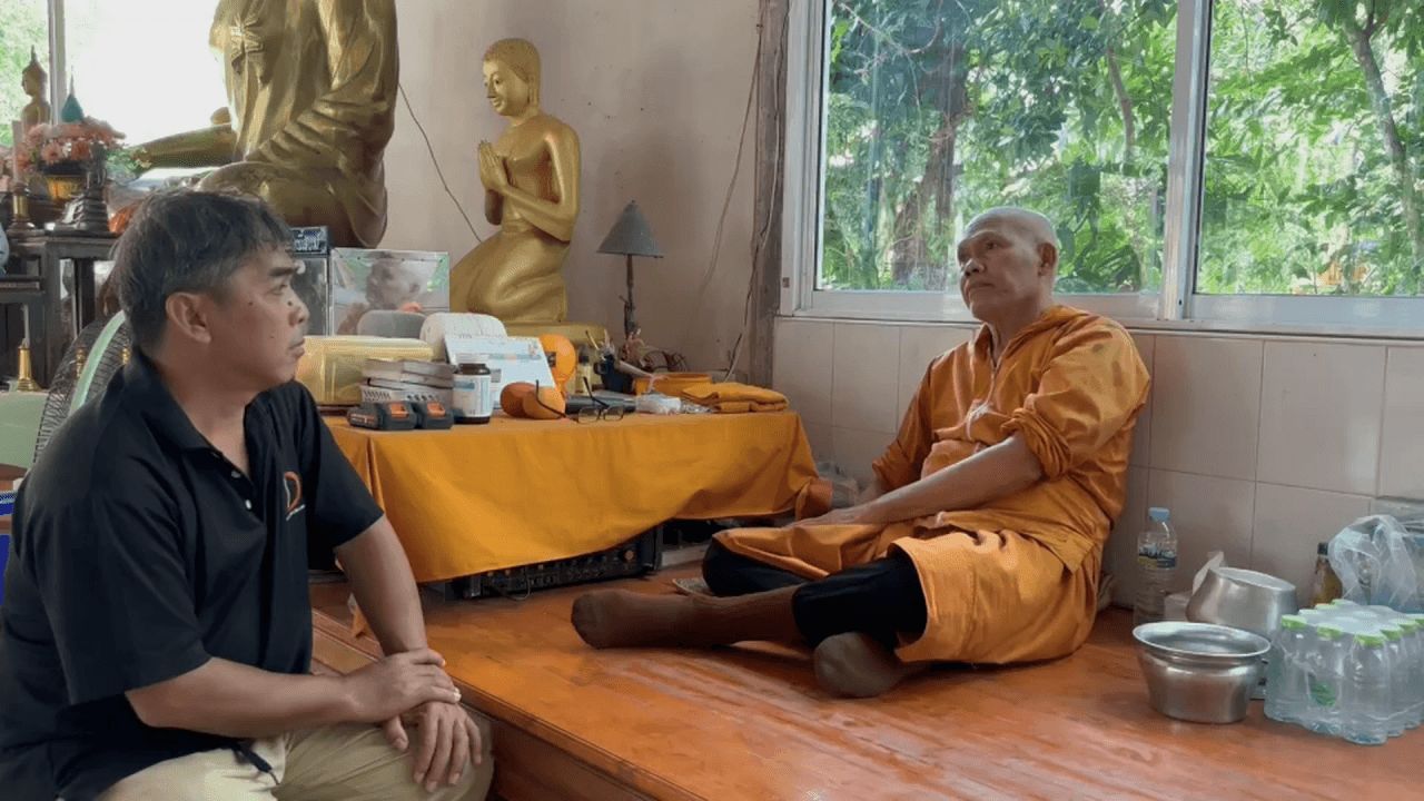 警方追捕嫌犯，凶残杀害无名男子，将尸体绑住手脚后塞入桶中丢弃路边