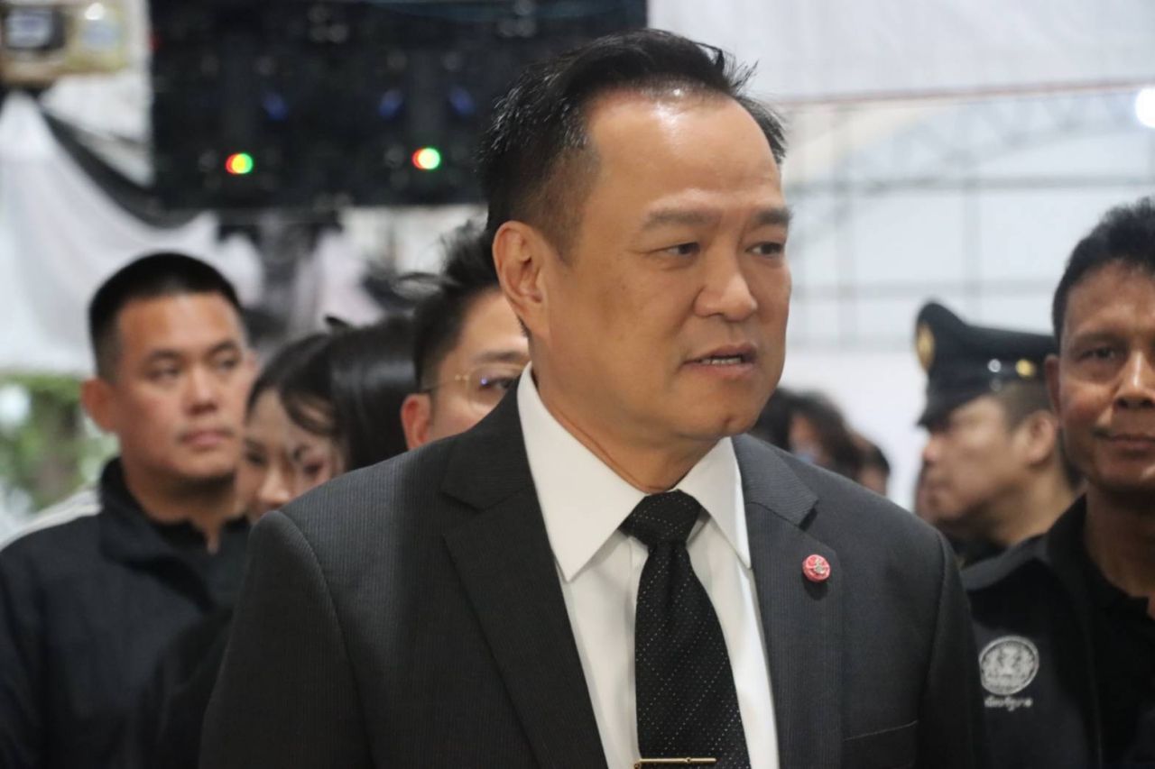 总理视察民众致敬先王,称赞“查察”及志愿者