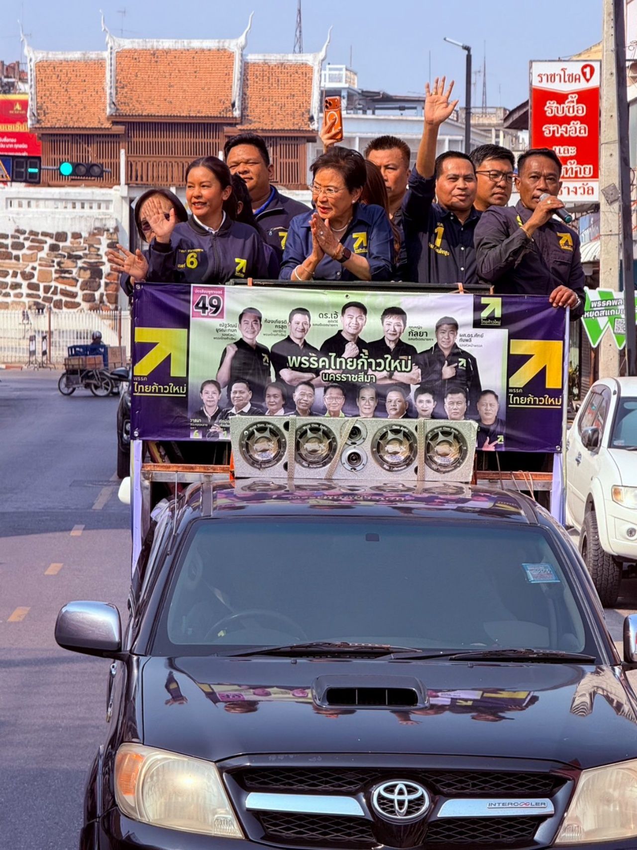 “坤仁加拉雅”带领新泰党在呵叻府拉票，随后“艾博士”带领团队举行大型演讲