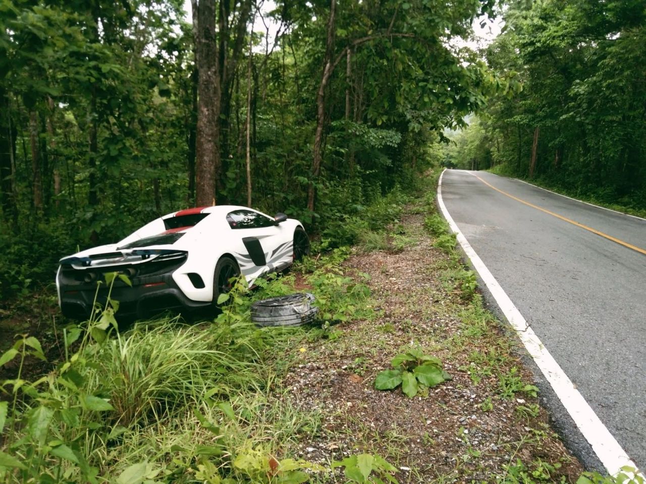 超跑在南跑圈失控撞树 当地居民透露车队一起开非常响