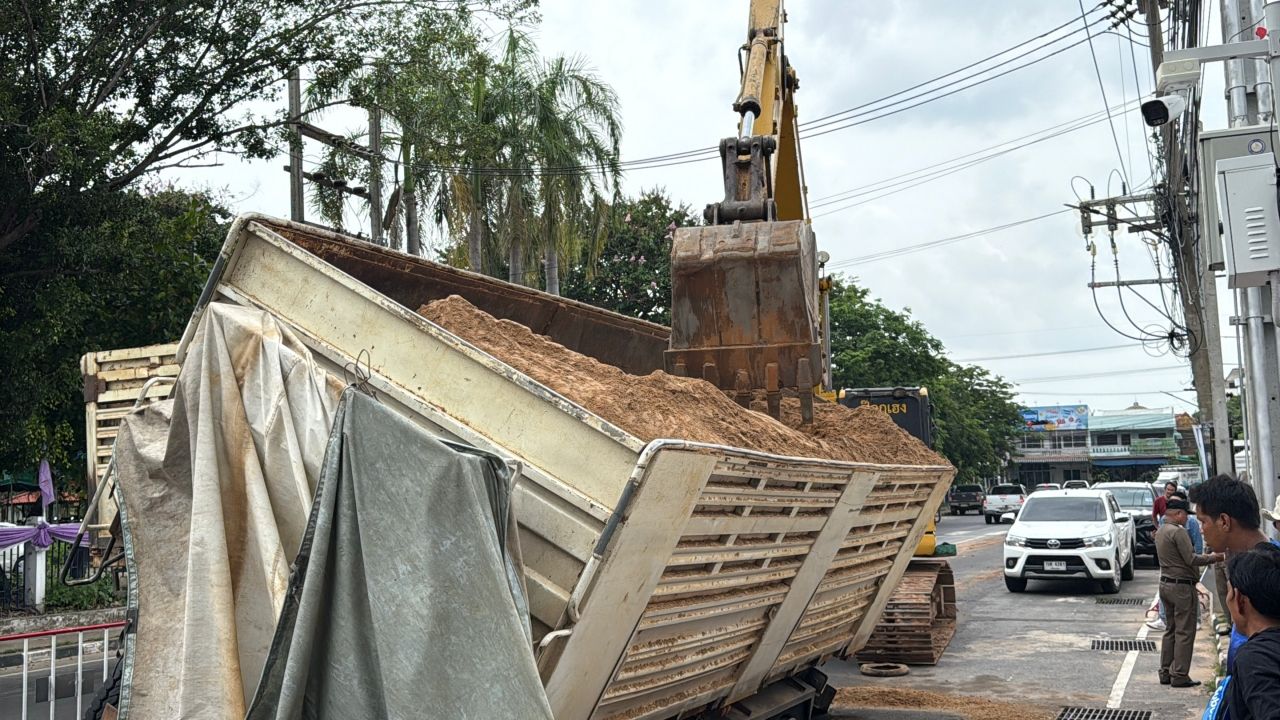 运沙车陷入街道坑洞，预算超过1.97亿 刚建成，疑点重重-司机逃逸