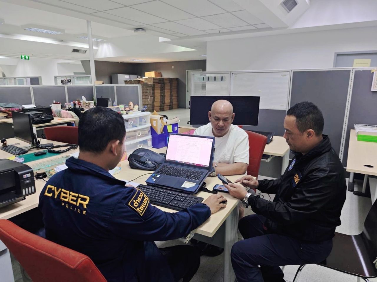 网络警察逮捕冒充“莫马德·克隆通”的女子,发布链接诱导参与网络赌博