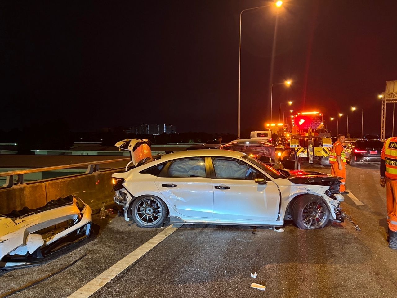 ปากเกร็ด警方快速寻找事实，在乌德朗高速公路上的车祸导致10辆车受损