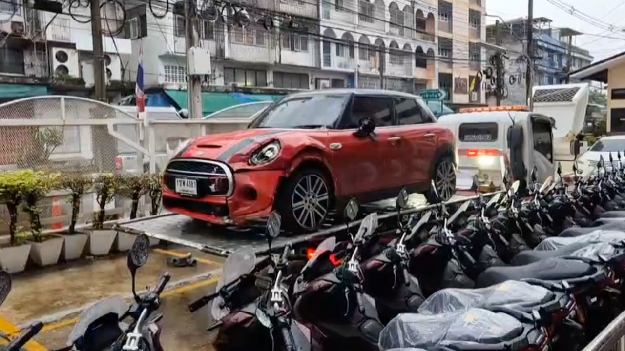 母亲悲痛接回女儿遗体，红色迷你车事故受害者，男友无法接受看到碰撞视频