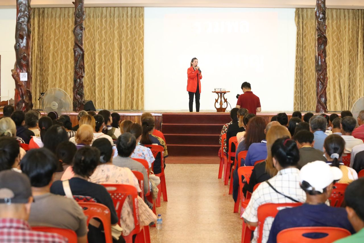 为泰党恳求在四色菊补选中支持“普莉卡”，教训少数派政府