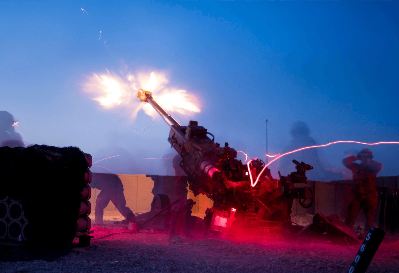 当泰国155毫米炮弹在夜空中划破长空