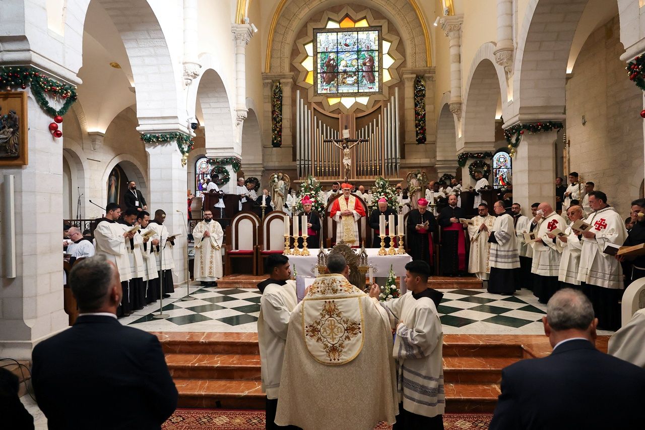 伯利恒市庆祝圣诞节，这是经历两年战争后的首次庆祝