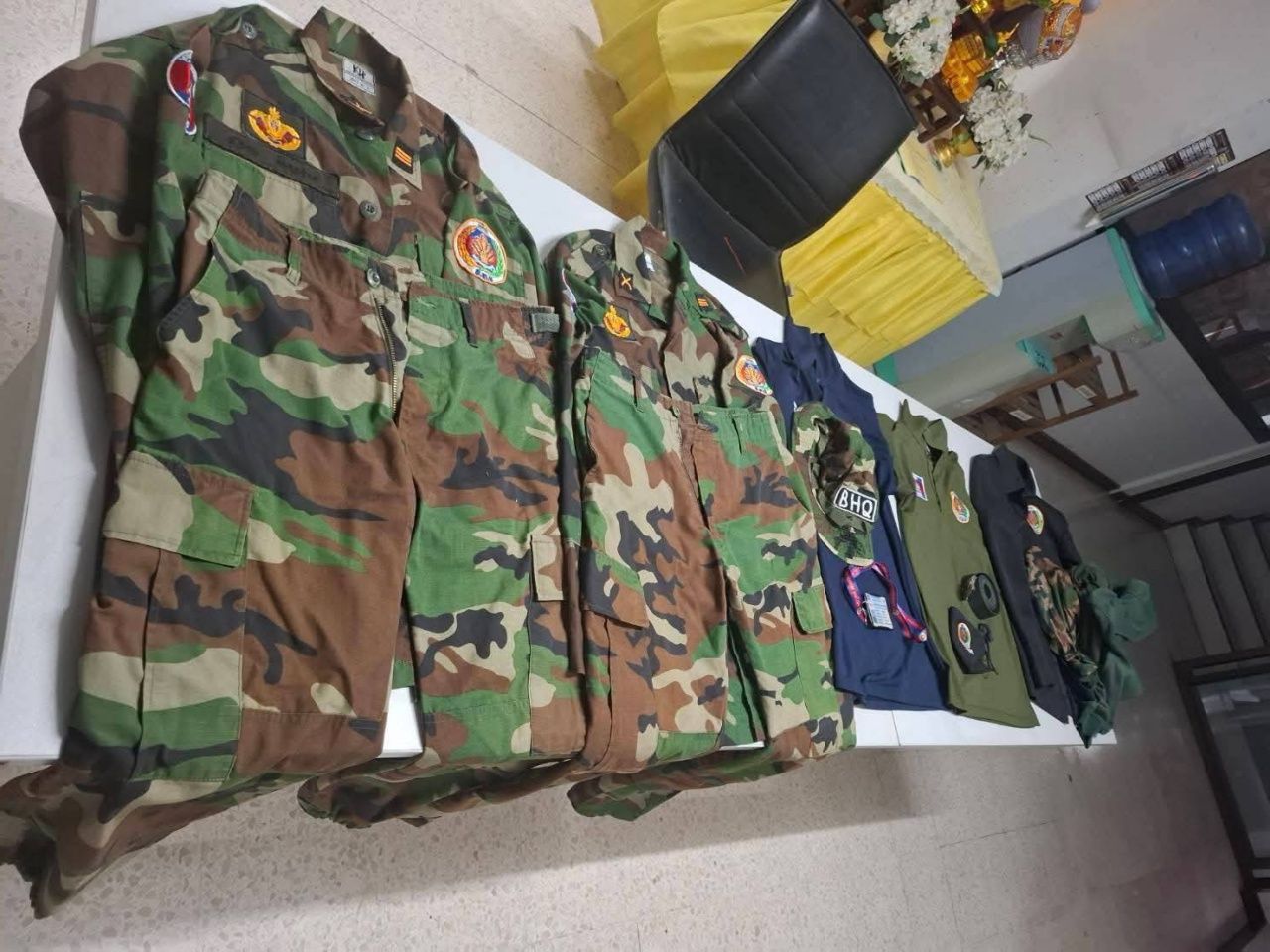 等待士兵审问BHQ护卫洪森，声称已辞职，不是柬埔寨间谍