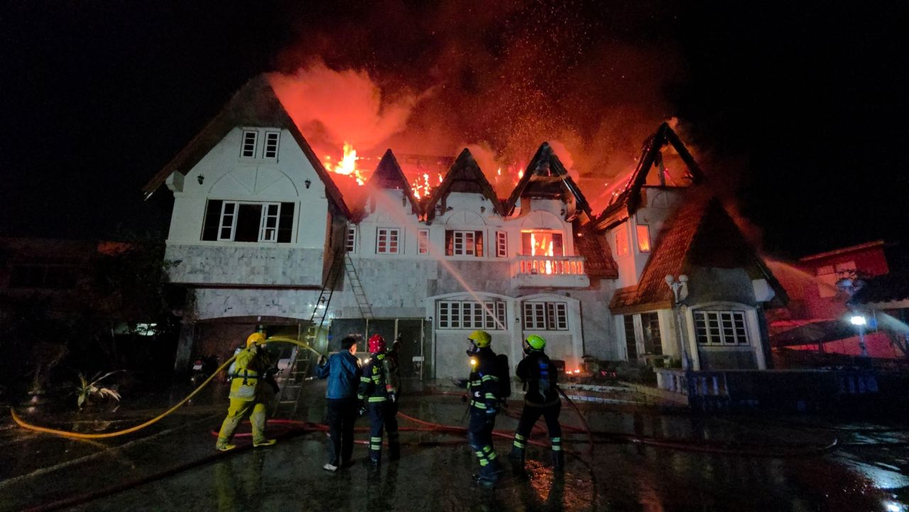 警方紧急调查前素林府警察局长住宅火灾原因，出动超过20辆消防车，房屋全毁