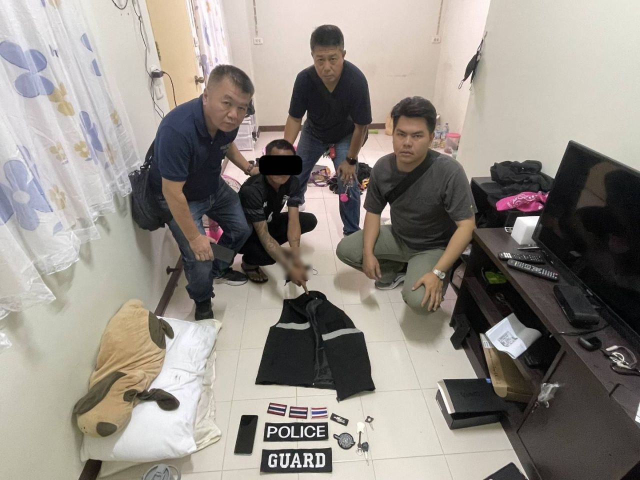 科克拉警局调查逮捕假装警察的嫌犯,用枪威胁抢夺村保手机