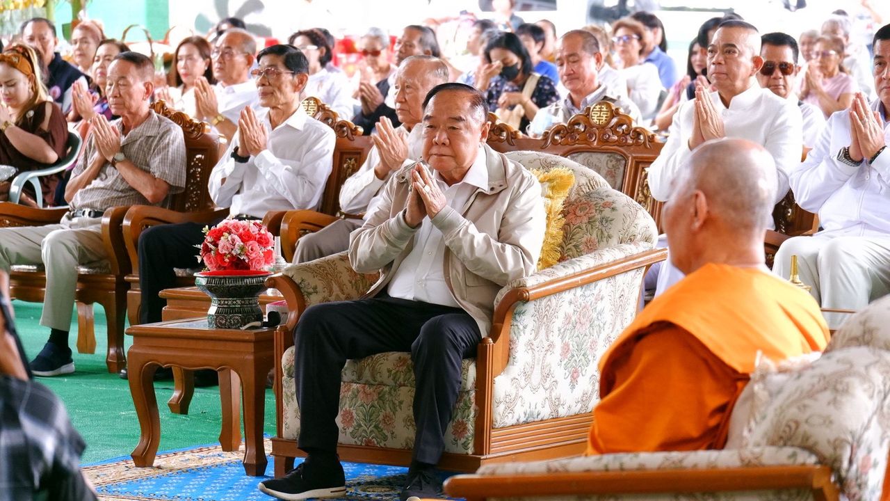 “叔叔普拉威特” 参与大城府庙的结缘施舍仪式 赞许“阿努廷政府”走对了路