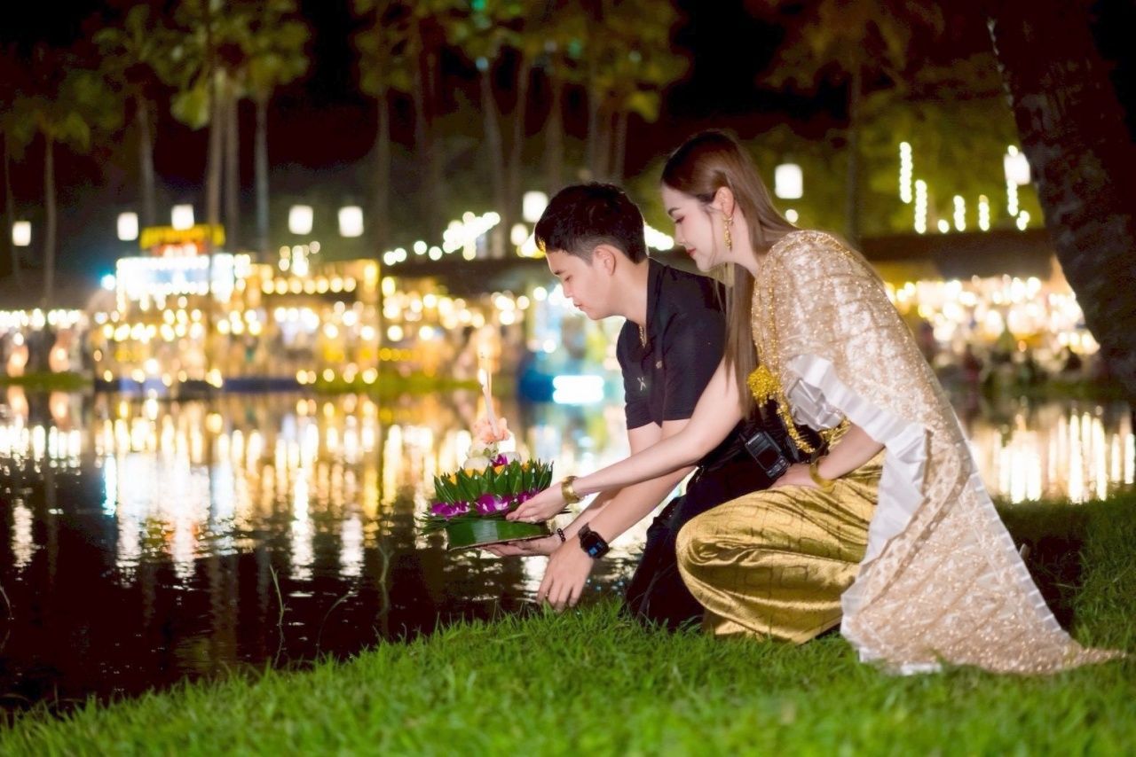 素可泰民众感动地接收皇家赐予的御灯 在素可泰府灯火烛影漂放水灯节庆典中