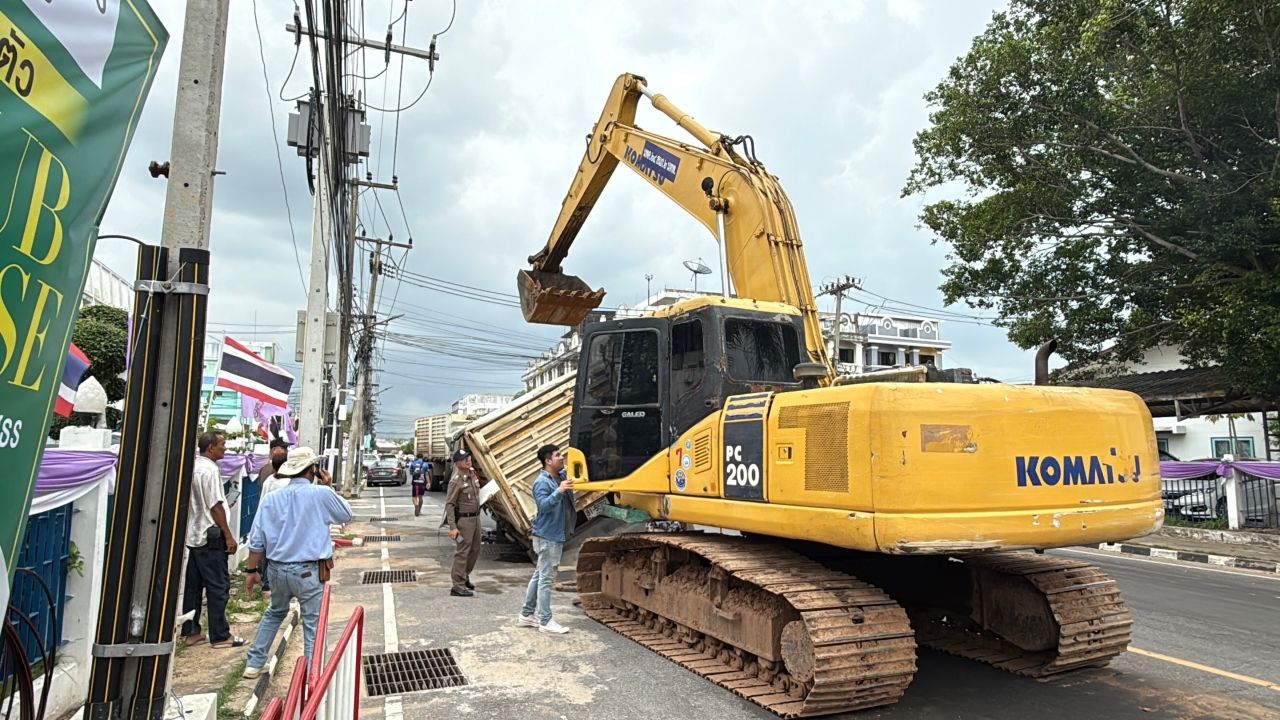 运沙车陷入街道坑洞，预算超过1.97亿 刚建成，疑点重重-司机逃逸