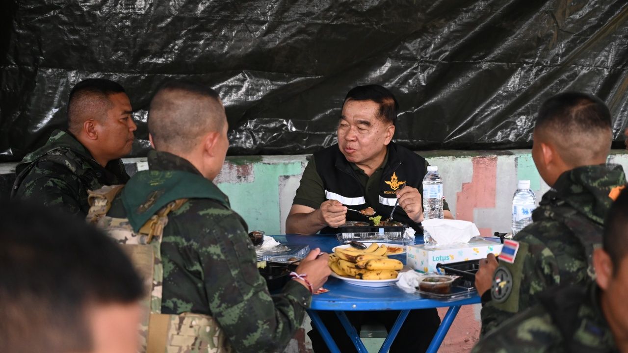 “小卜” 视察泰柬边境，迎接和鼓舞军队