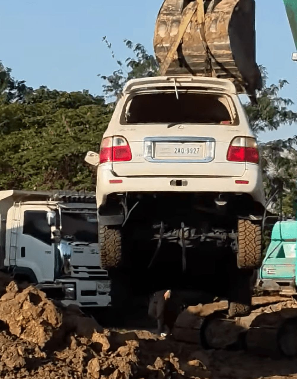 暹罗合作在农昌建立时尚的LEXUS LX470防御工事