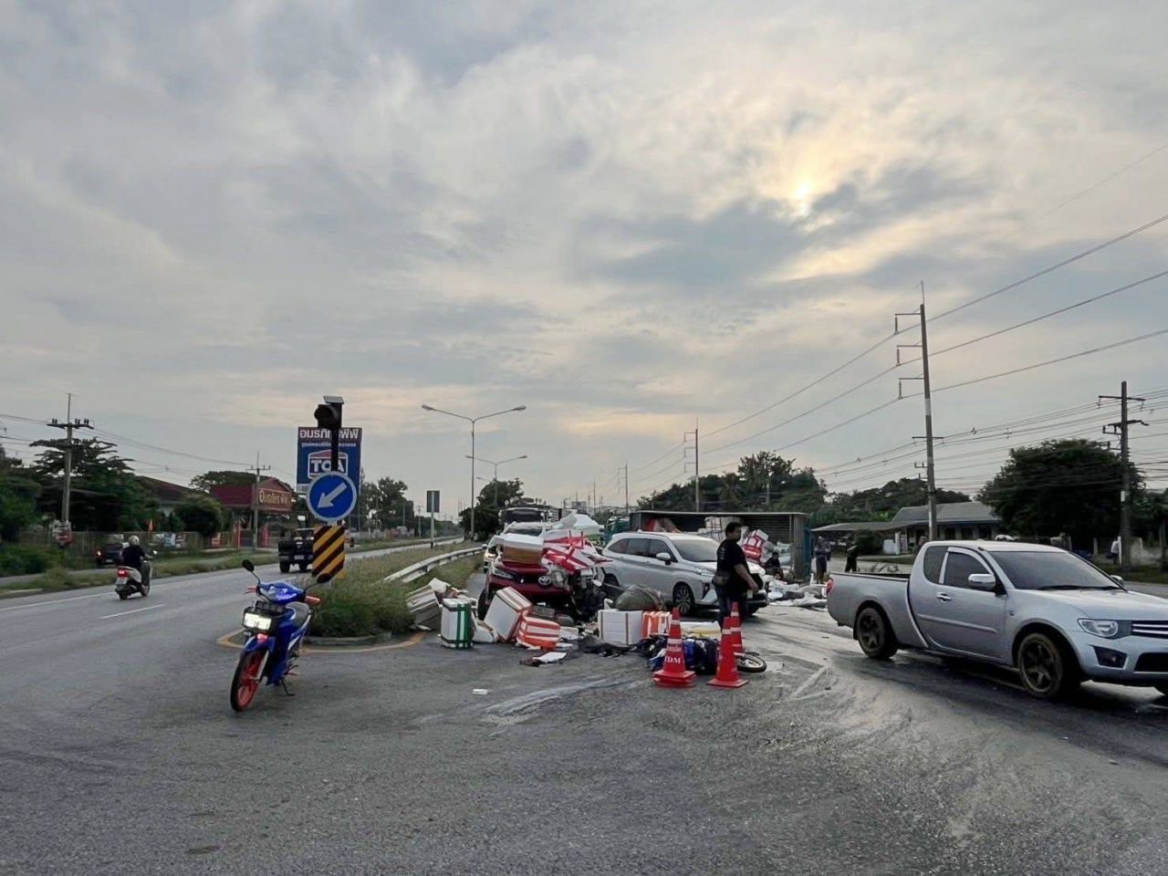 惊险瞬间：卡车急避转弯车，侧翻压摩托，司机幸免于难