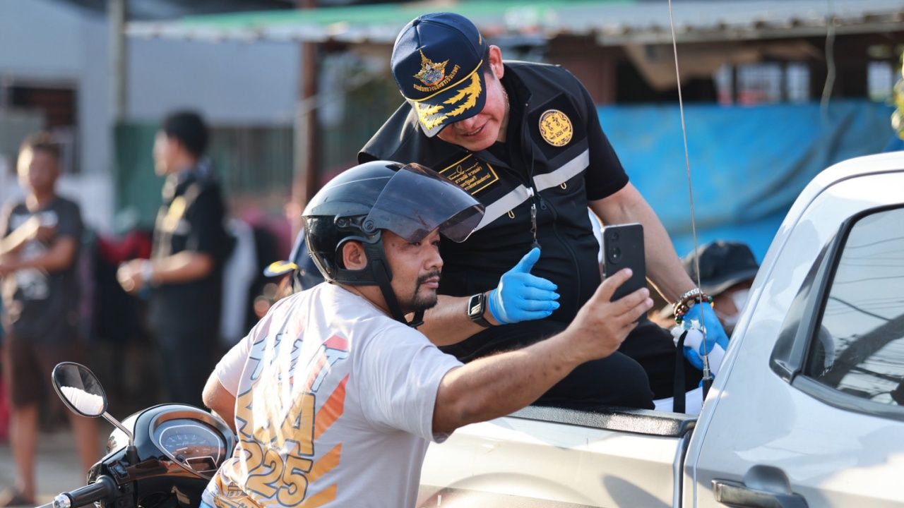 “达姆纳斯”带领四个部门继续推进合艾，分发太阳能板解决电力问题