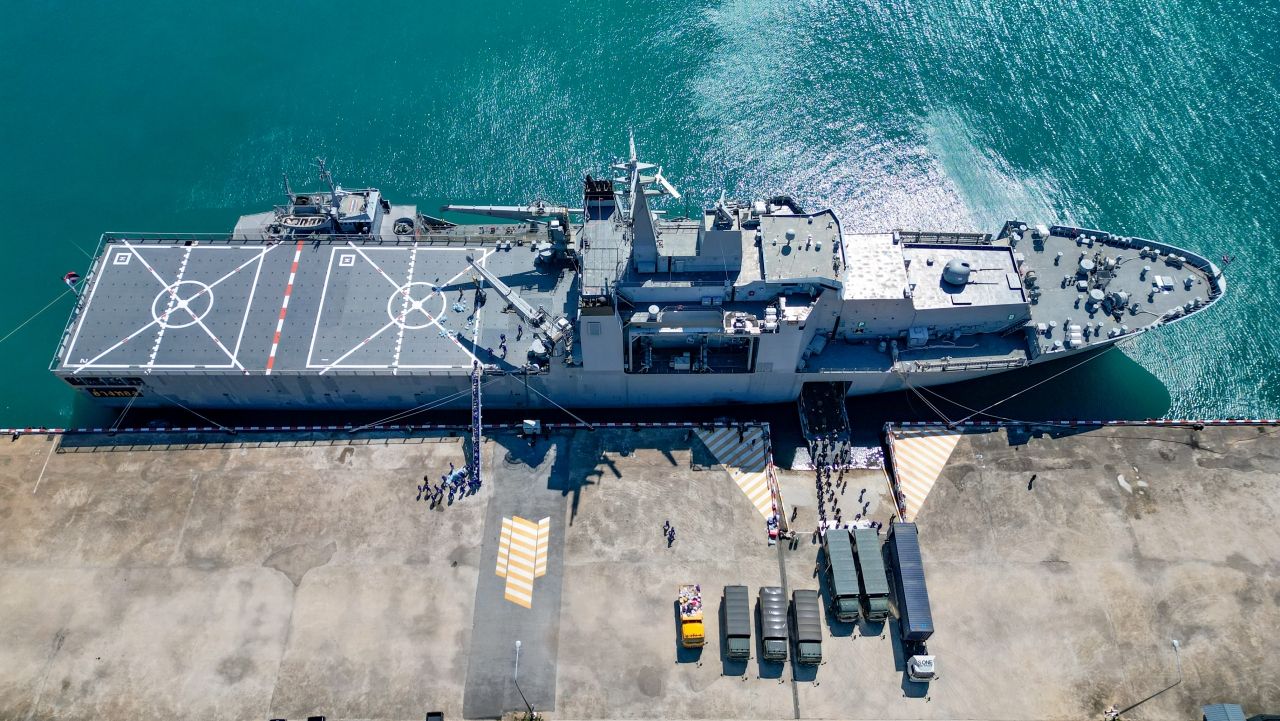 泰国海军安通号运输船送达南部洪水灾民