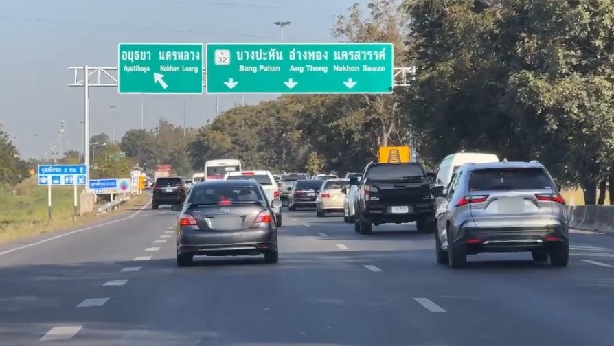 亚洲公路，早晨车辆跑满所有车道，但仍能继续移动