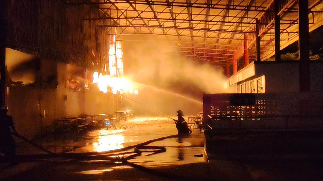 บุรีรัมย์橡胶工厂火灾最新消息：火势已得到控制，正加紧查明原因
