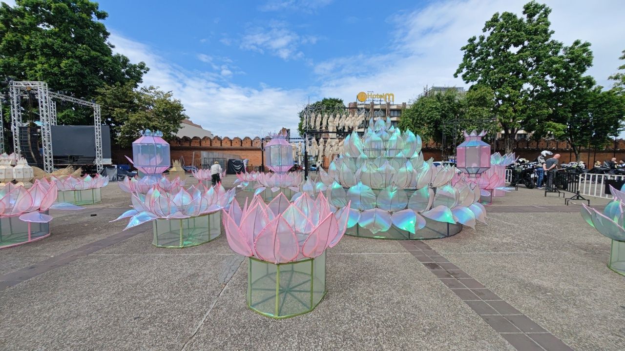 调整后的清迈市政厅“惊蛰灯”准备舞台和灯棚