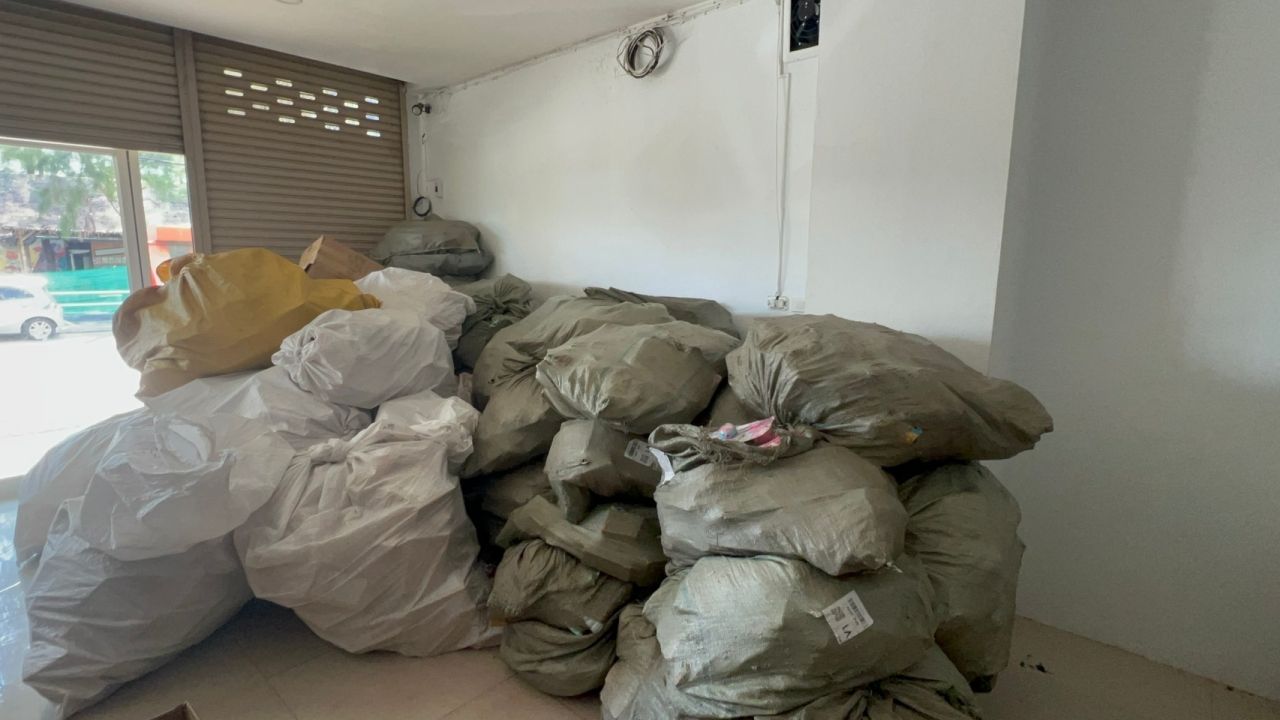 突袭仓库逮捕可疑女子:骗取货到付款购买客户名单