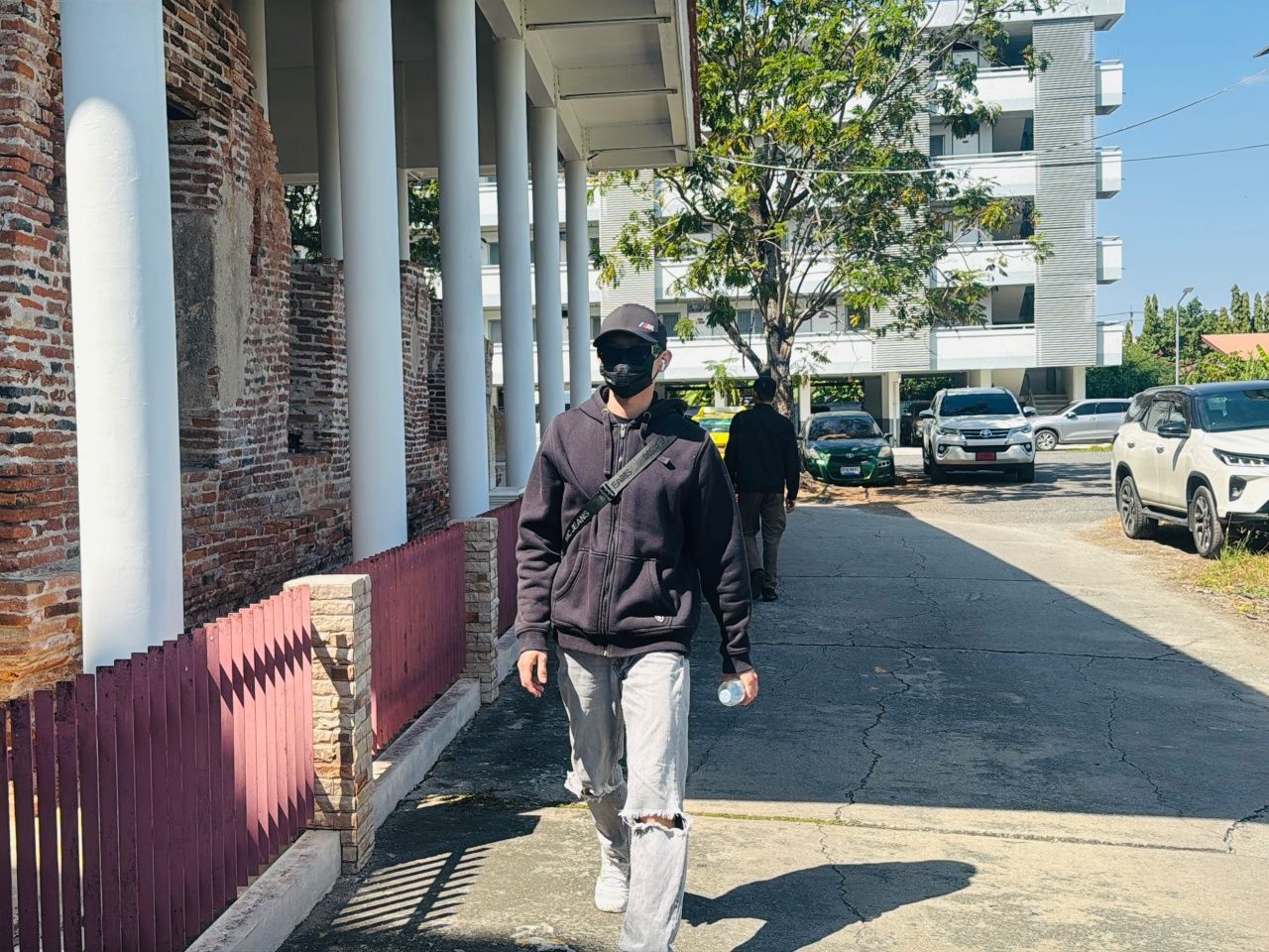 加速调查“纳普蓬”案件,G先生拜访警方就“氰化物”案作证否认回答媒体提问