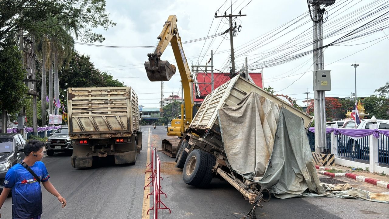 运沙车陷入街道坑洞，预算超过1.97亿 刚建成，疑点重重-司机逃逸