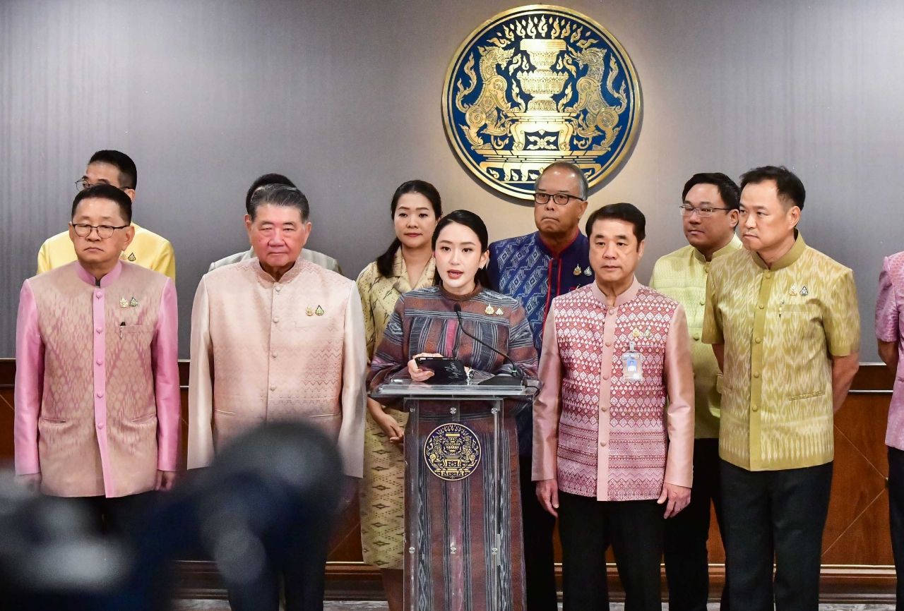 “英” 解释所有层级的会谈以缓解泰柬两国局势，但对21名国会成员问题保持微笑不答（视频）