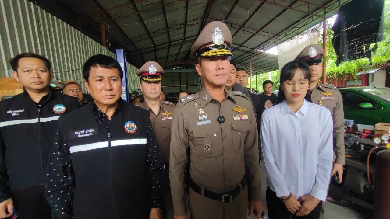 警方持搜查令突袭知名修车厂 发现价值900万的豪车 受害者修理2年仍未取回